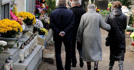 Niemal wszyscy robimy to na cmentarzu. To ogromne faux pas