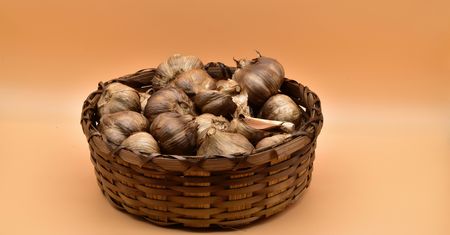 Czosnek na odporność znano od wieków. Czarny czy kiszony?
