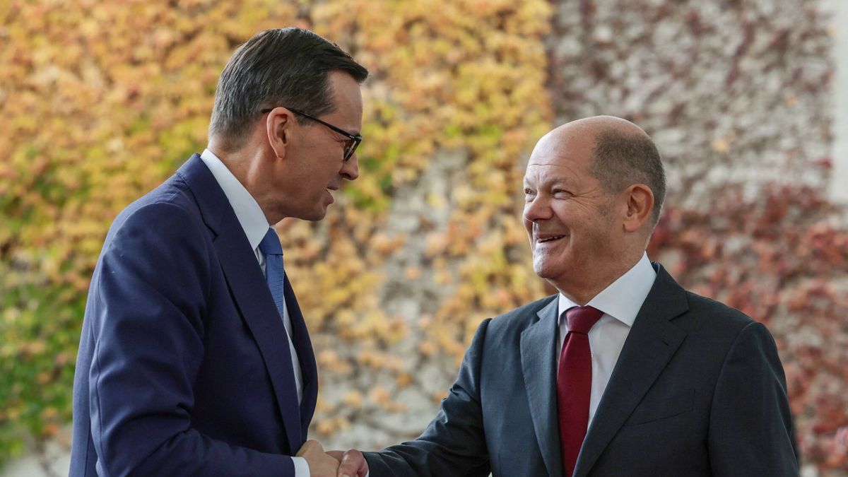 Premier RP Mateusz Morawiecki (z lewej) i kanclerz Niemiec Olaf Scholz (z prawej) 