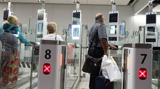 Problemy z polskimi paszportami na brytyjskich lotniskach. Co na to MSZ?