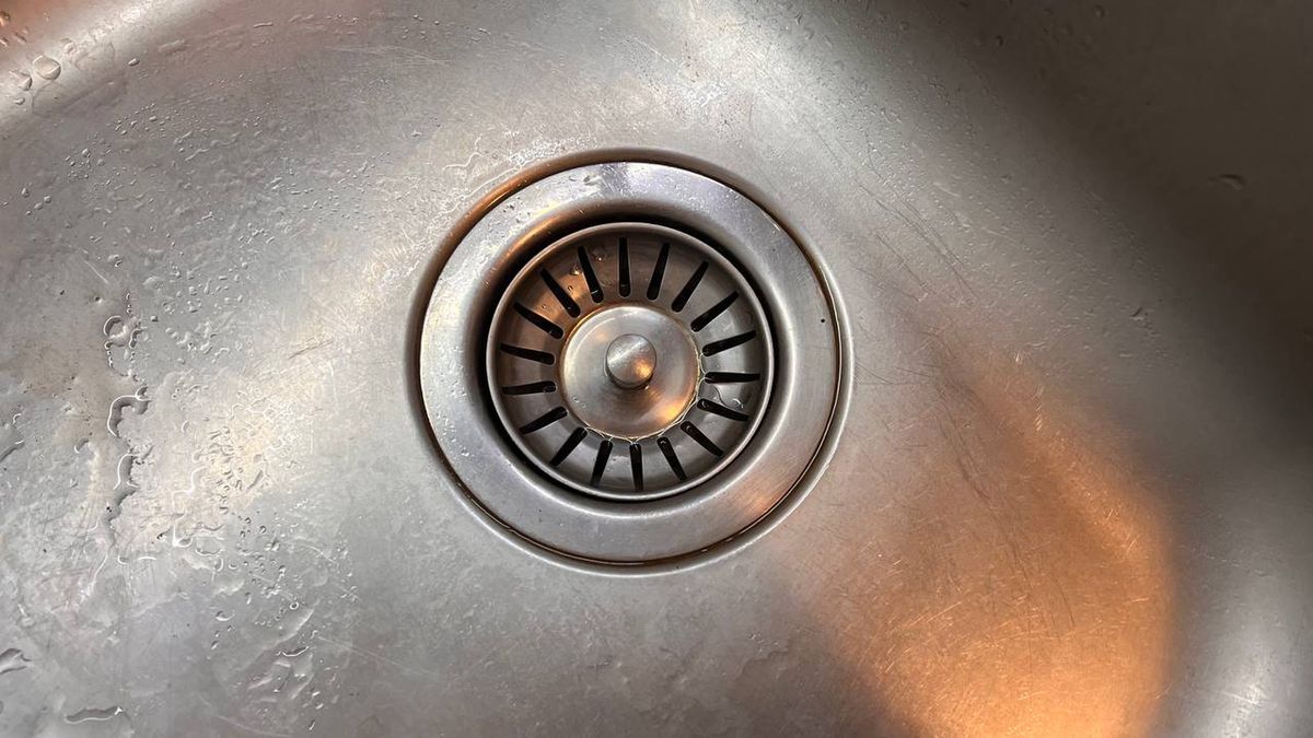 Jak odetkać zatkany zlew w kuchni?