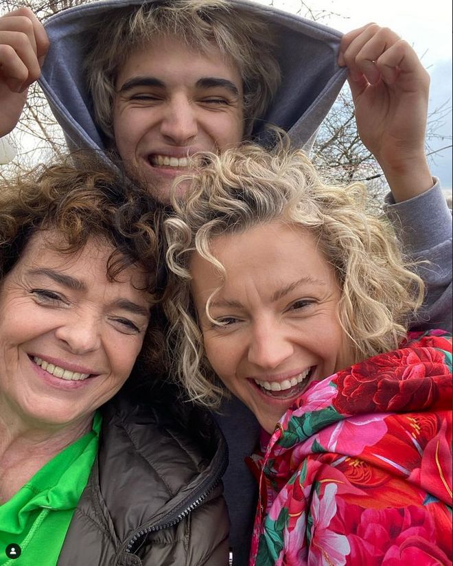Katarzyna Grochola z córką i wnukiem