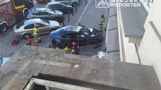 Kierująca teslą wjechała w budynek w centrum Warszawy. Kobieta trafiła do szpitala