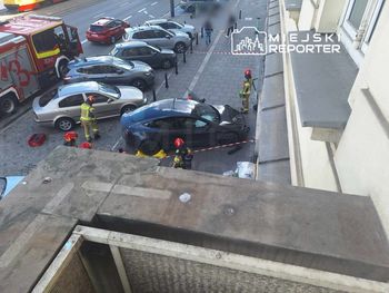 Kierująca teslą wjechała w budynek w centrum Warszawy. Kobieta trafiła do szpitala