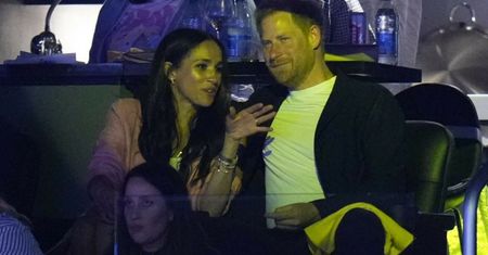 Meghan Markle i książę Harry "przyłapani" na meczu koszykówki. Chciał pocałować ją przed kamerami... (ZDJĘCIA)