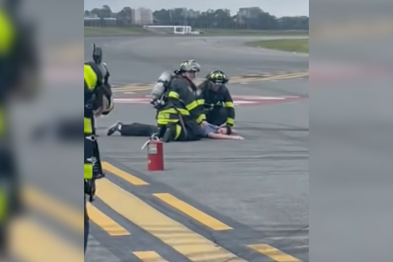 Awaryjne lądowanie samolotu i mężczyzna rzucony na ziemię. Wzięli aparat za bombę