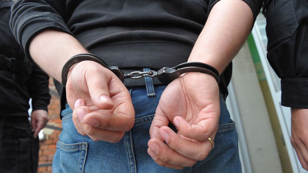 Zatrzymany przez policję. Zdjęcie ilustracyjne