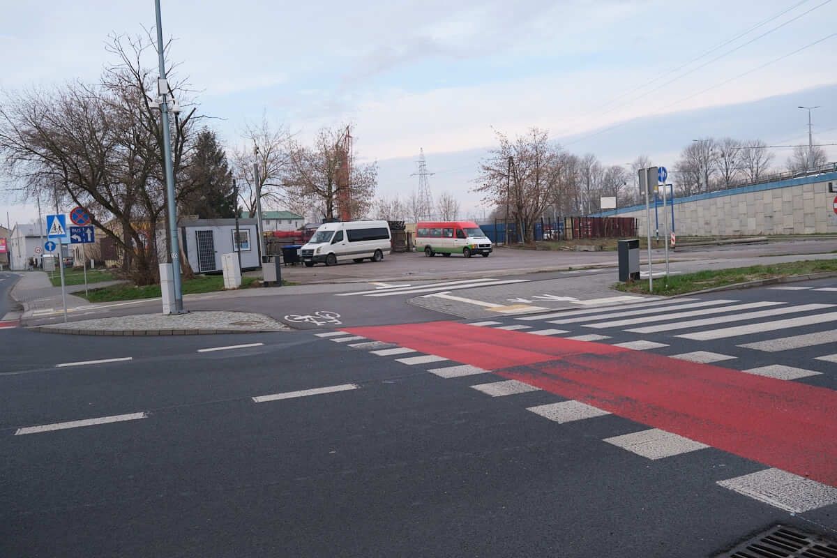 Plac manewrowy po dworcu busowym przy ul. Dworcowej 6