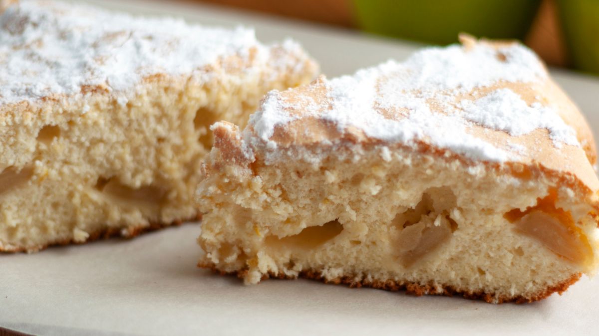 Ciasto biszkoptowe z jabłkami jest miękkie jak chmurka 