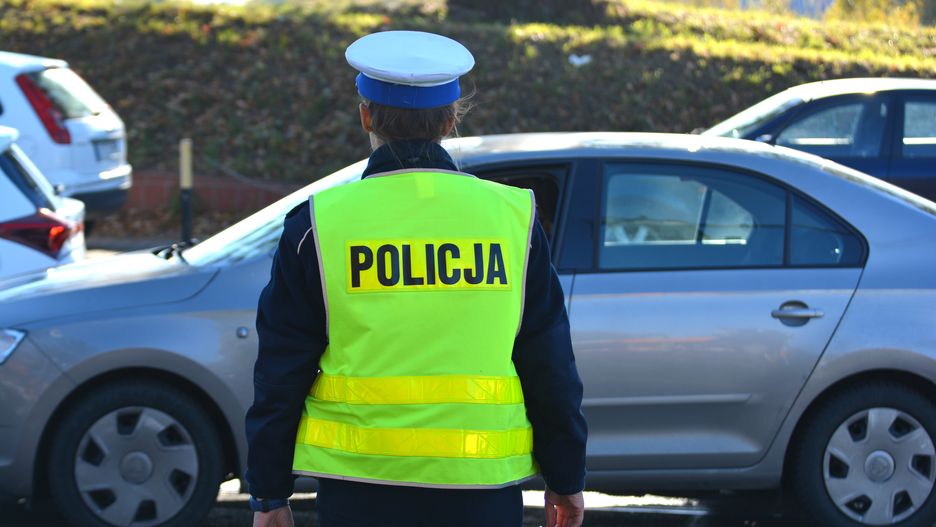 patrol, policja, drogowa, kontrola, ruch drogowy, korki, duży ruch, policjantka, policjant, polska, funkcjonariusz, radiowóz, drogówka, mandat, zatrzymanie, aresztowanie, lizak, kamizelka, facet, dziewczyna, cmentarz, listopad, wyjazdy, na wakacje, wzmożony, dużo pojazdów, radar, jazda, wypadek, zdarzenie, kolizja, pojazdy, kierowanie, sterowanie, prawo jazdy, mundurowi, syrena, patrolowanie, interwencja, wydarzenie, akcja