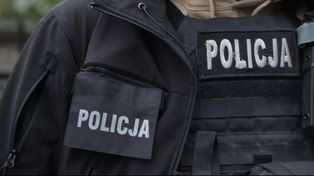 Dramatyczna interwencja policji w Trzciance. Padły strzały, są ranni, przed blokiem znaleziono ciało mężczyzny
