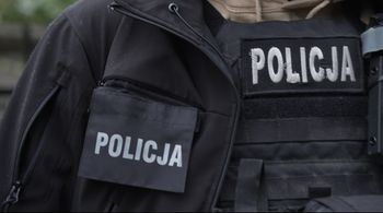 Dramatyczna interwencja policji w Trzciance. Padły strzały, są ranni, przed blokiem znaleziono ciało mężczyzny