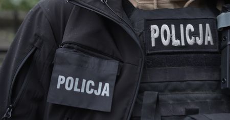 Dramatyczna interwencja policji w Trzciance. Padły strzały, są ranni, przed blokiem znaleziono ciało mężczyzny