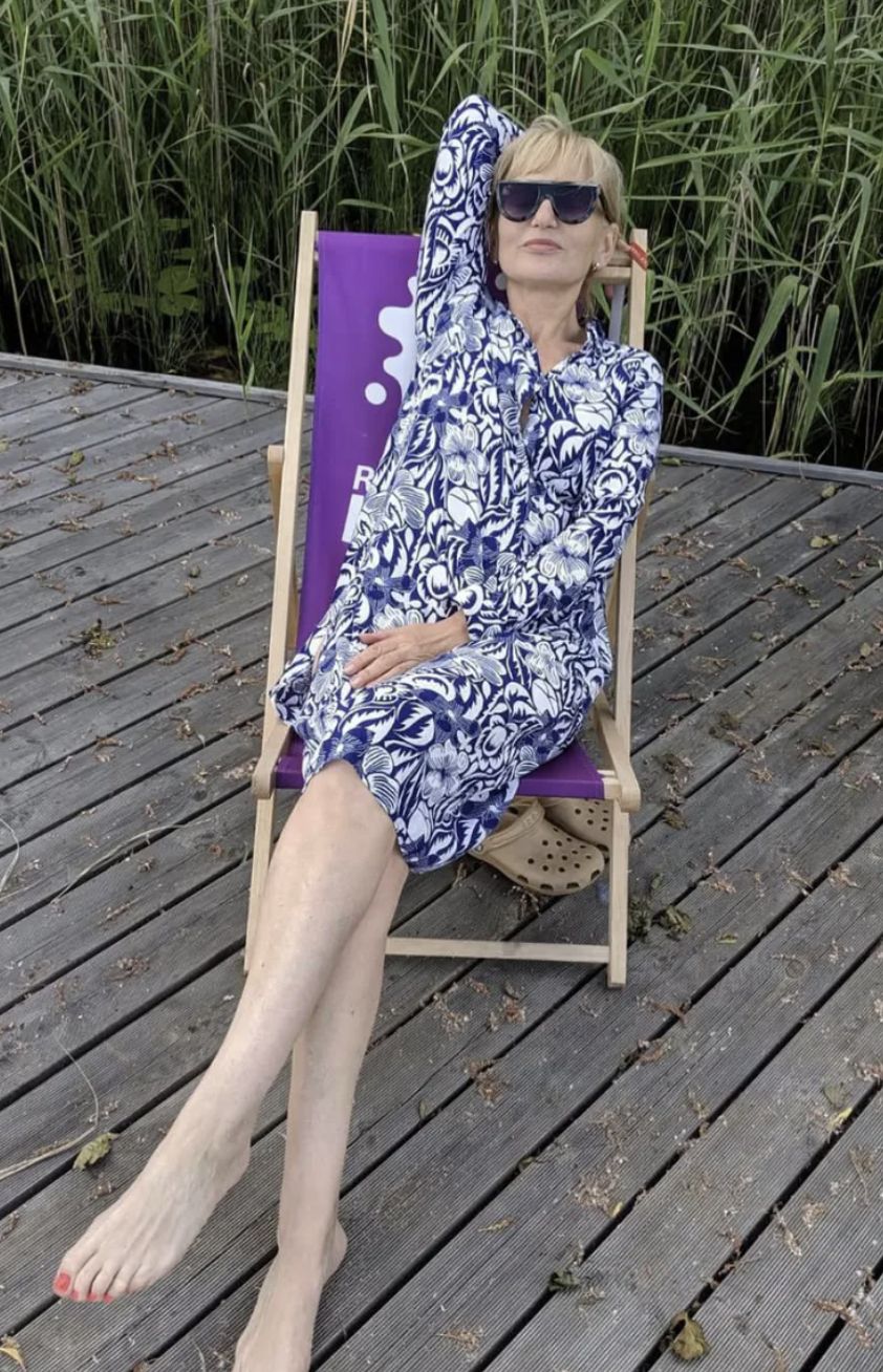 Katarzyna Żak nad pobliskim jeziorem na Mazurach