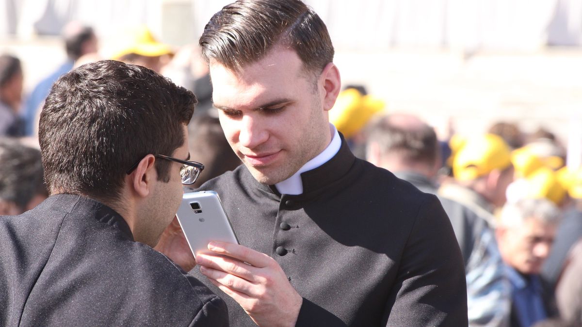 Jestem agentem Tajnej Służby Jego Świętobliwości i wykładam karty na stół, czyli o smartfonach i aplikacjach w Kościele 1