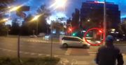 Warszawa. Rowerzysta przejechał na czerwonym. Zmiotło go z jezdni