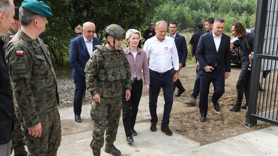 Krynki, 31.08.2025. Premier Donald Tusk (C-P) oraz przewodnicząca Komisji Europejskiej Ursula von der Leyen (C-L) podczas wizyty w miejscu składowania elementów "Tarczy Wschód" na granicy polsko-białoruskiej w Krynkach, 31 bm. (amb) PAP/Artur Reszko