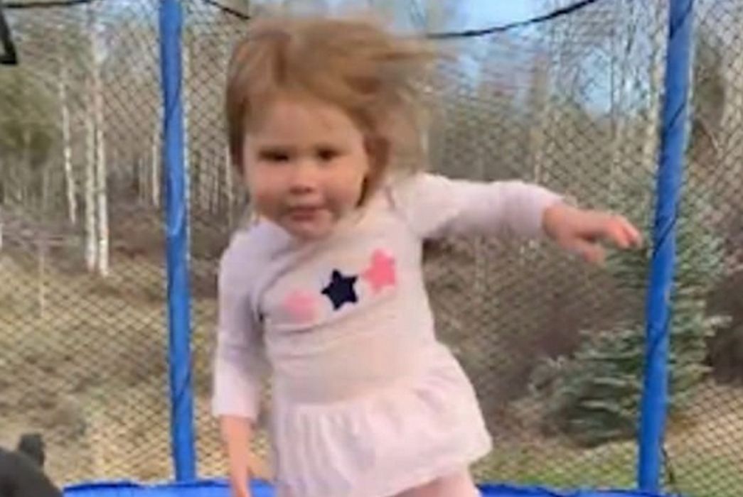 Weszła na trampolinę z Rottweilerem. To nagranie "zrobi wam dzień"
