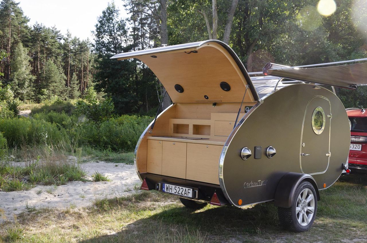 In the rear part of the teardrop, there is something like a kitchen annex. For any desired use.