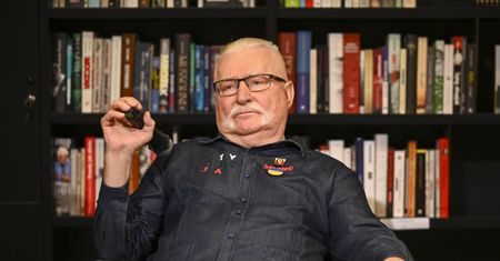 Wałęsa tłumaczy się z ułaskawienia "Słowika". W tle Wąsik i Kamiński
