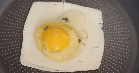 Położyła na patelni plaster sera i wbiła jajko. Genialny patent na śniadanie