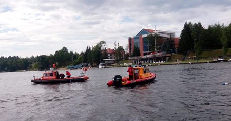 Jezioro Tałty. 21-latek wypadł za burtę jachtu. Akcja ratunkowa