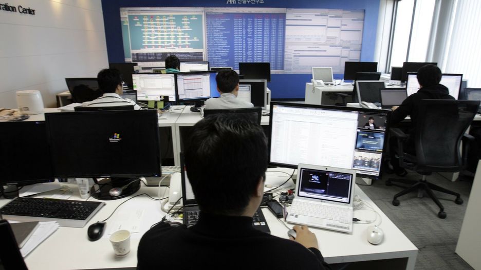 Technicy AhnLab Inc. walczą z cyberatakami w Security Operation Center firmy w Seulu