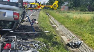 Kierowca audi zjechał na czołówkę z ciężarówką. 36-latek w ciężkim stanie zabrany do szpitala