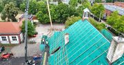 Zabytkowe dachy odzyskują dawny blask. Kończy się remont historycznych budynków oświatowych na Łazarzu