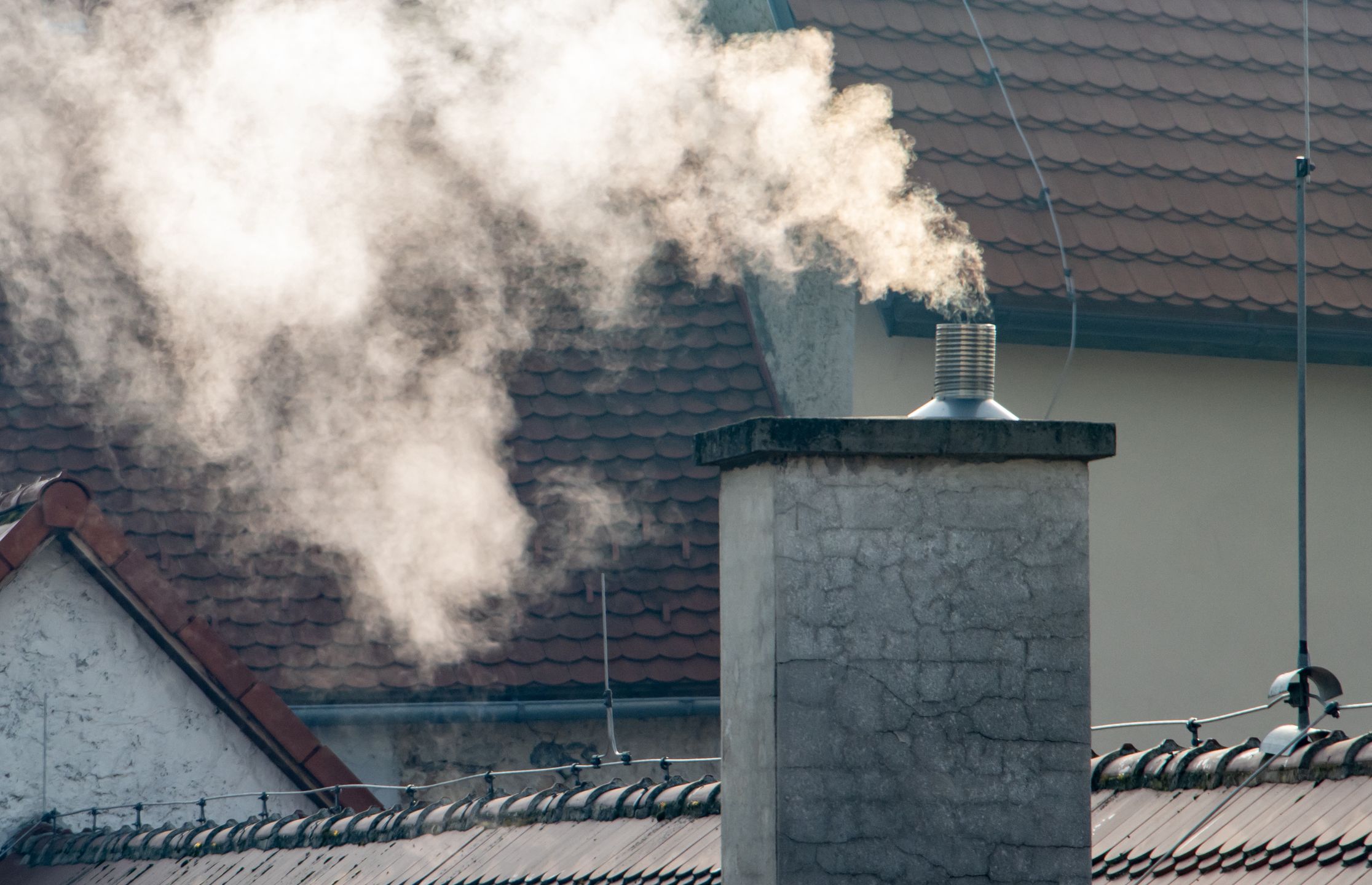Dym; komin; dach; komin na dachu; smog; zanieczyszczenia; węgiel; CO2