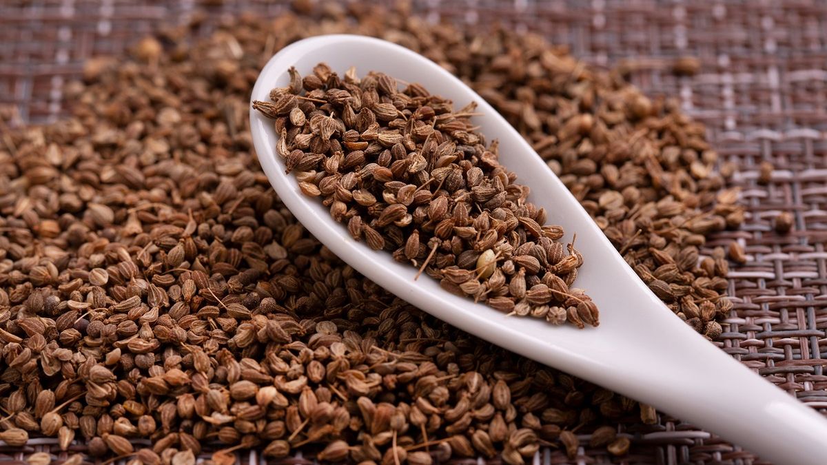 Zalej jedną łyżeczę wrzątkiem i zaparz jak herbatę. Problemy trawienne pójdą precz