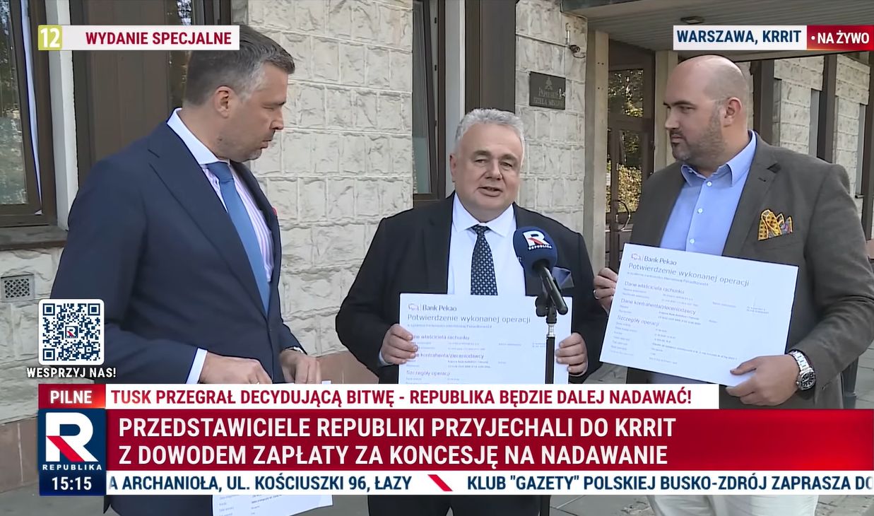 Szefostwo Republiki przed siedzibą KRRiT