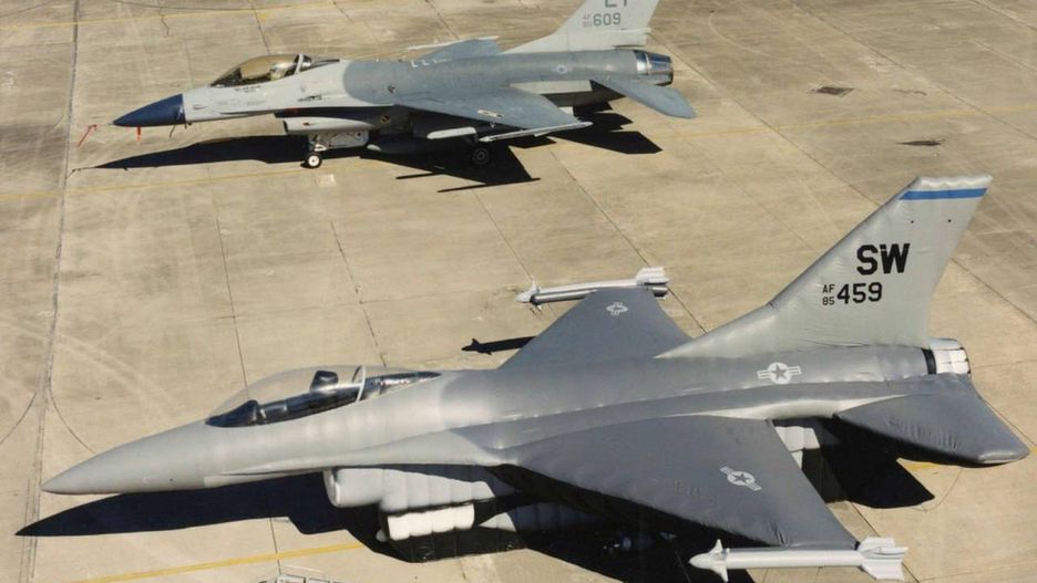 F-16 w towarzystwie dmuchanej makiety