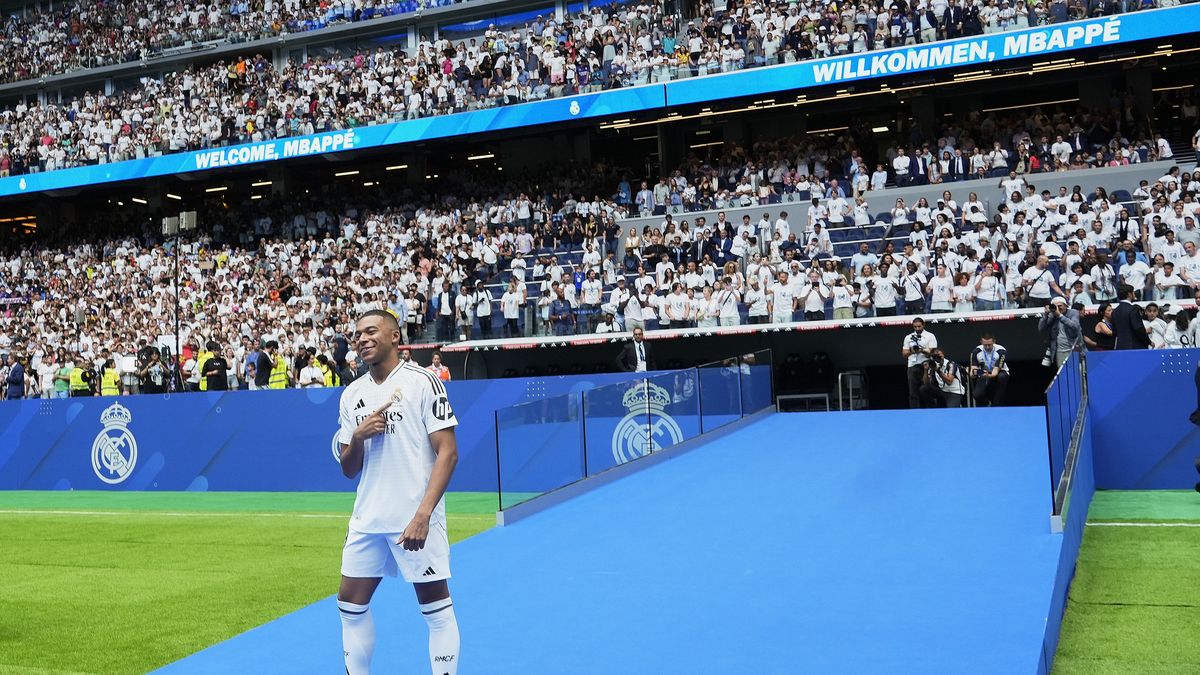MADRID, SPAIN - JULY 16: Kylian Mbappe waves fans with Real Madrid jersey during his presentation as a new Real Madrid player at Estadio Santiago Bernabeu on July 16, 2024 in Madrid, Spain. (Photo by Jose Hernandez/Anadolu via Getty Images)