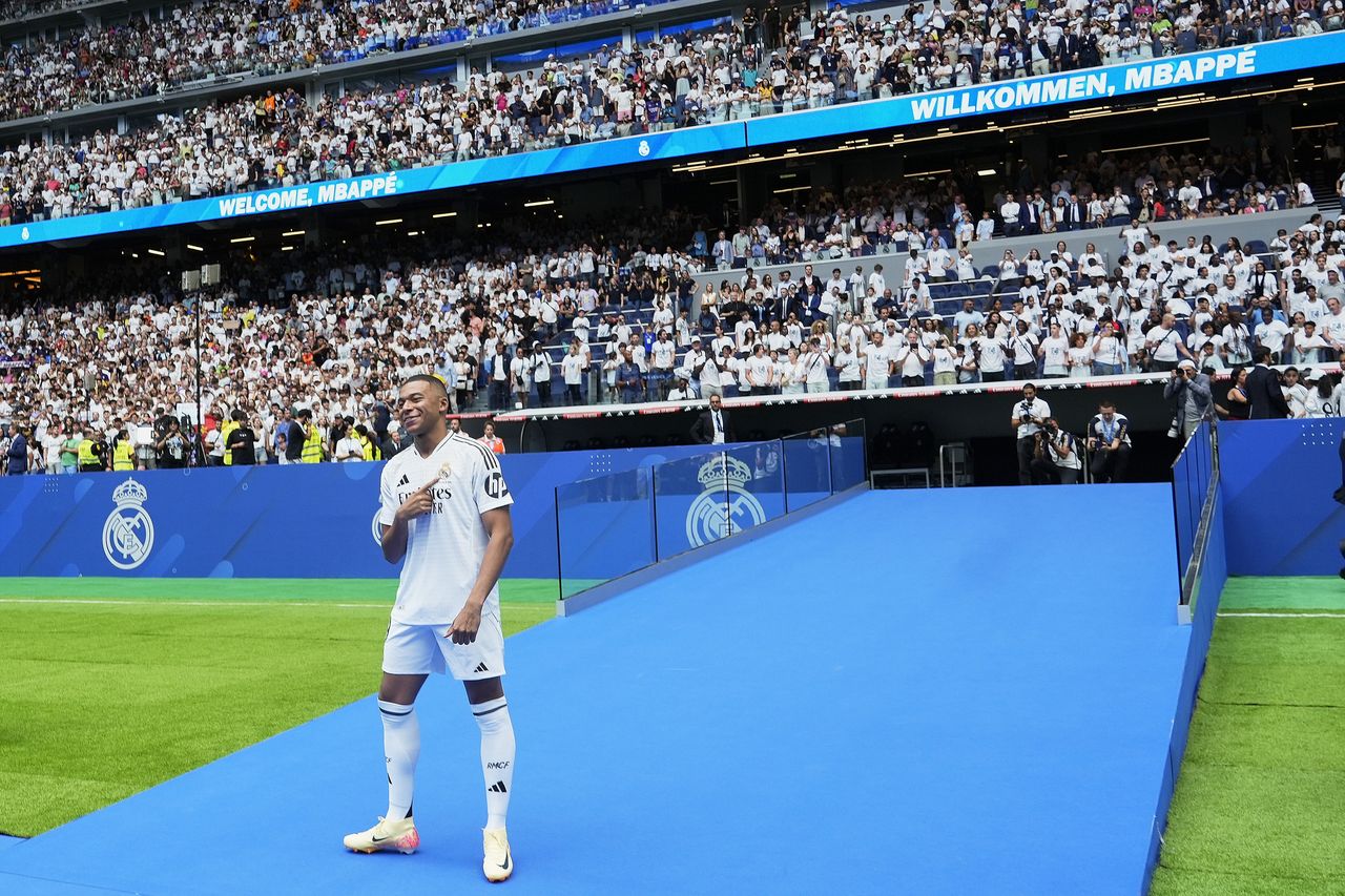 In the photo: Kylian Mbappe and Real Madrid fans