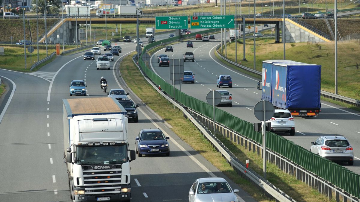 Kolejny darmowy weekend dla u?ytkownik�w A1
14.08.2014 Autostrada A1 W zwiazku z decyzja Ministra Infrastruktury i Rozwoju dotyczaca zwolnienia z oplat za przejazd A1 na odcinku Gdansk ?Torun w cztery kolejne weekendy sierpnia od 8 do 10 , 14 do 17 , 22 do 24 i 29 do 31 znaczaco zwiekszyl sie ruch turystyczny na tej trasie Nz wzmozony ruch w strone Gdanska
Fot. Wojciech Strozyk/REPORTER
Wojciech Strozyk/REPORTER
