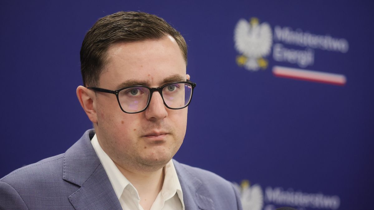 Warszawa, 26.06.2026. Minister energii Miłosz Motyka podczas briefingu prasowego w siedzibie resortu w Warszawie, 26 bm. Podczas konferencji została przedstawiona Strategia Transformacji Ciepłownictwa do 2040 r. opracowana przez ME. (aldg) PAP/Leszek Szymański