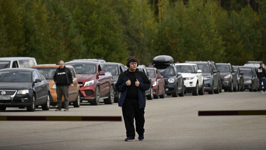 Rosyjskie samochody na granicy z Finlandi?
Cars coming from Russia wait in long lines at the border checkpoint between Russia and Finland near Vaalimaa, on September 22, 2022. - Finland said on September 21, 2022 it was is preparing a national solution to "limit or completely prevent" tourism from Russia following the invasion of Ukraine. Since Russia's Covid-19 restrictions expired in July, there has been a boom in Russian travellers and a rising backlash in Europe against allowing in Russian tourists while the war continues. (Photo by Olivier MORIN / AFP)
OLIVIER MORIN