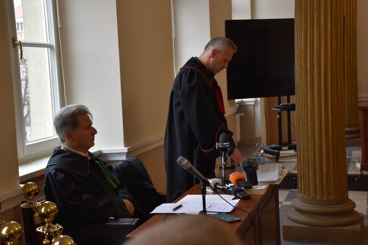 31.03.2025 r. ruszył proces w sprawie śmiertelnego pobicia przed dyskoteką we Wtórku w powiecie ostrowskim. Na ławie oskarżonych zasiadło trzech młodych mężczyzn
