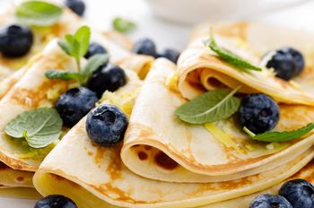 Dorzucam do ciasta. Po chwili mam stos wysokobiałkowych naleśników