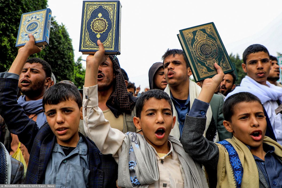 Młodzi muzułmanie podczas wcześniejszego protestu w Szwecji. Zdjęcie ilustracyjne