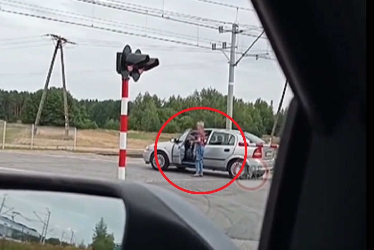Utknęła za rogatkami. To, co zrobiła kierująca, wprawia w osłupienie