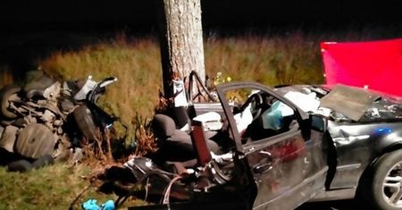Biała Piska: BMW uderzyło w drzewo. Zginął 18-letni kierowca