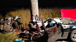 Biała Piska: BMW uderzyło w drzewo. Zginął 18-letni kierowca