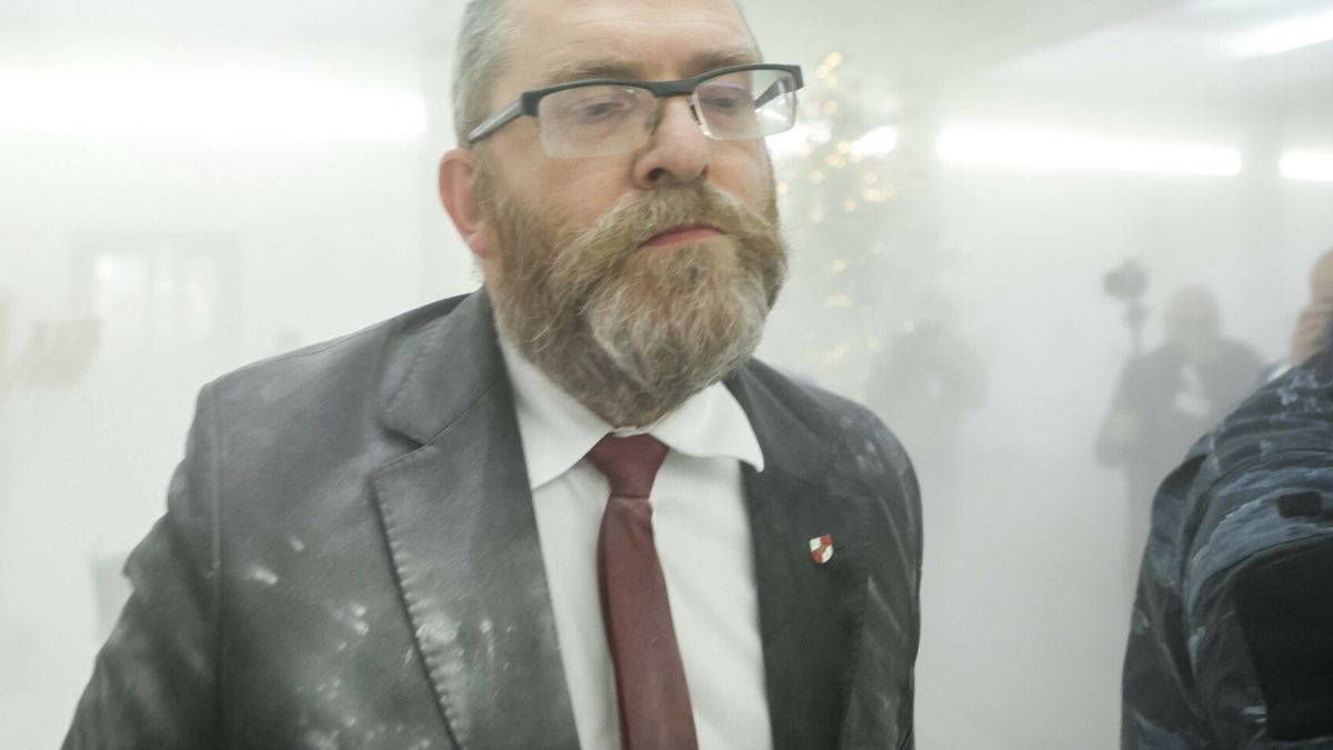 Poseł Grzegorz Braun w Sejmie po zgaszeniu świec chanukowych 
Tomasz Jastrzebowski/REPORTER