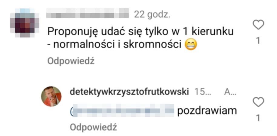 Krzysztof Rutkowski eksponuje zadbane dłonie w samolocie