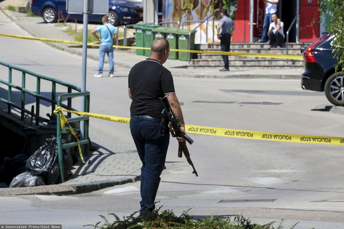 Policjant w cywilu trzyma karabin podczas obławy po zbrodni w małym miasteczku Gradacac w Bośni, transmitowanej na Instagramie
