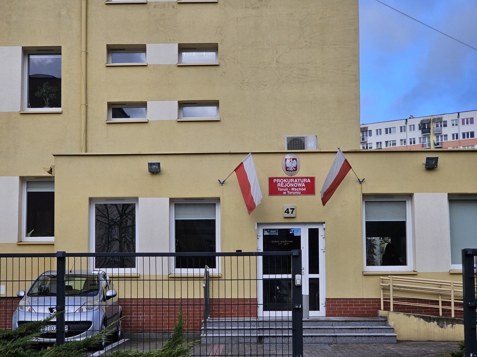 W niedzielę, 3 sierpnia br., Grupa Reagowania - Anioły Dzieciom dokonała obywatelskiego zatrzymania w Chełmży tego 43-letniego mężczyzny. Przez blisko dwa lata miał dziewczynce w wieku 10-12 lat przesyłać pornografię i prowadzić z nią szokujące rozmowy. Łukasz S., 43-letni mężczyzna z wyższym wykształceniem usłyszał już zarzuty. Dochodzenie prowadzi Prokuratura Rejonowa Toruń Wschód.