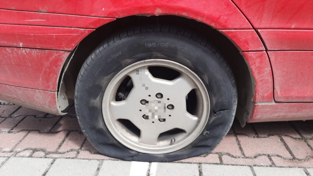 Kobieta nie była świadoma, że jedzie na kapciu