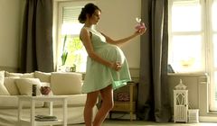 Błyskawiczna ciąża w nowej reklamie butów Bartek (wideo)